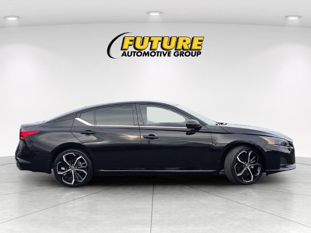 Used 2024 Nissan Altima 2.5 SR w/ SR Premium Package FWD image 3