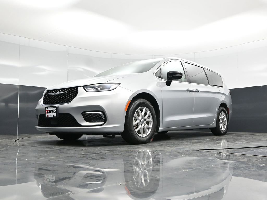 Used 2024 Chrysler Pacifica Touring-L image 49