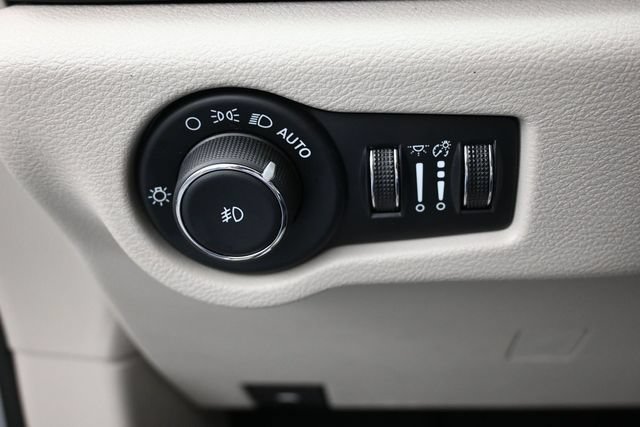 Used 2024 Chrysler Pacifica Touring-L FWD image 25