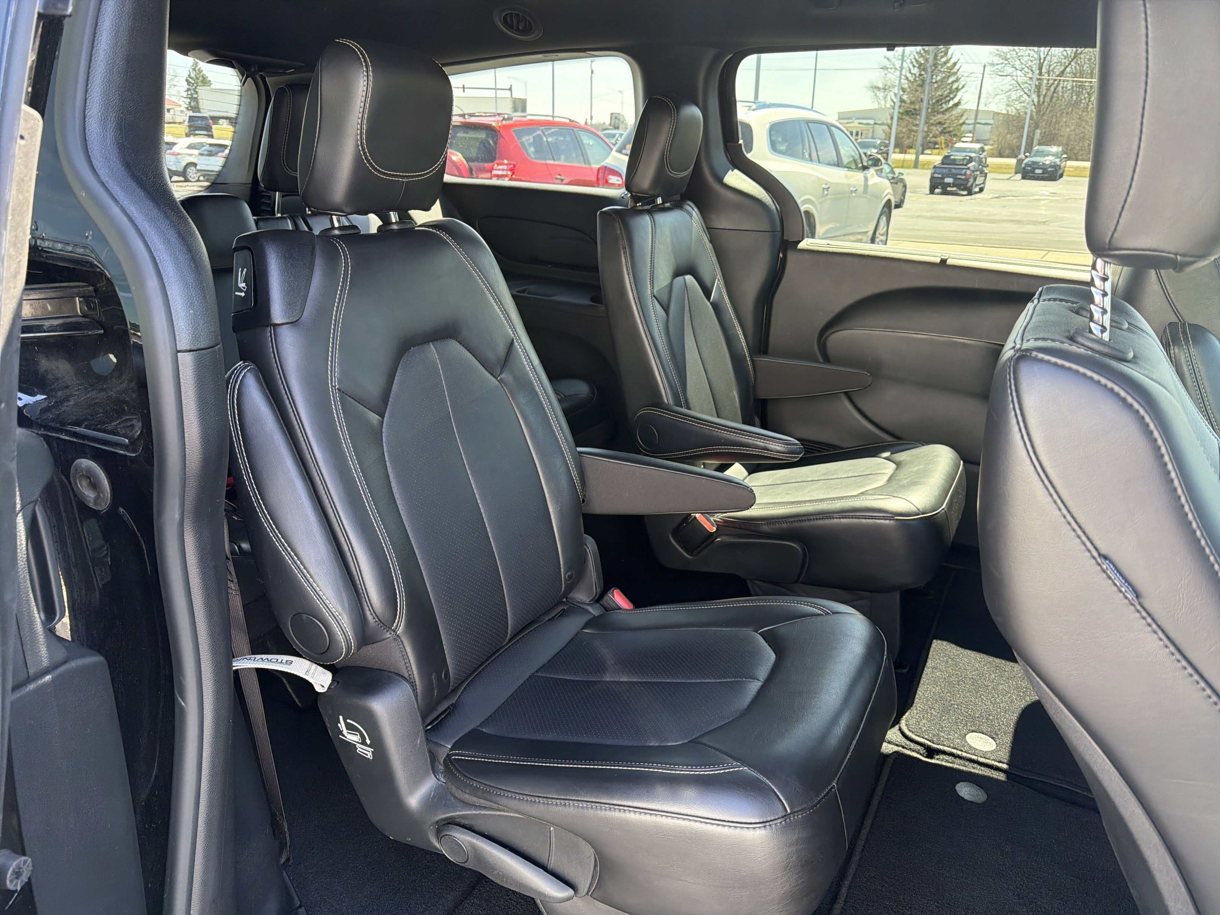 Used 2025 Chrysler Pacifica Select image 17