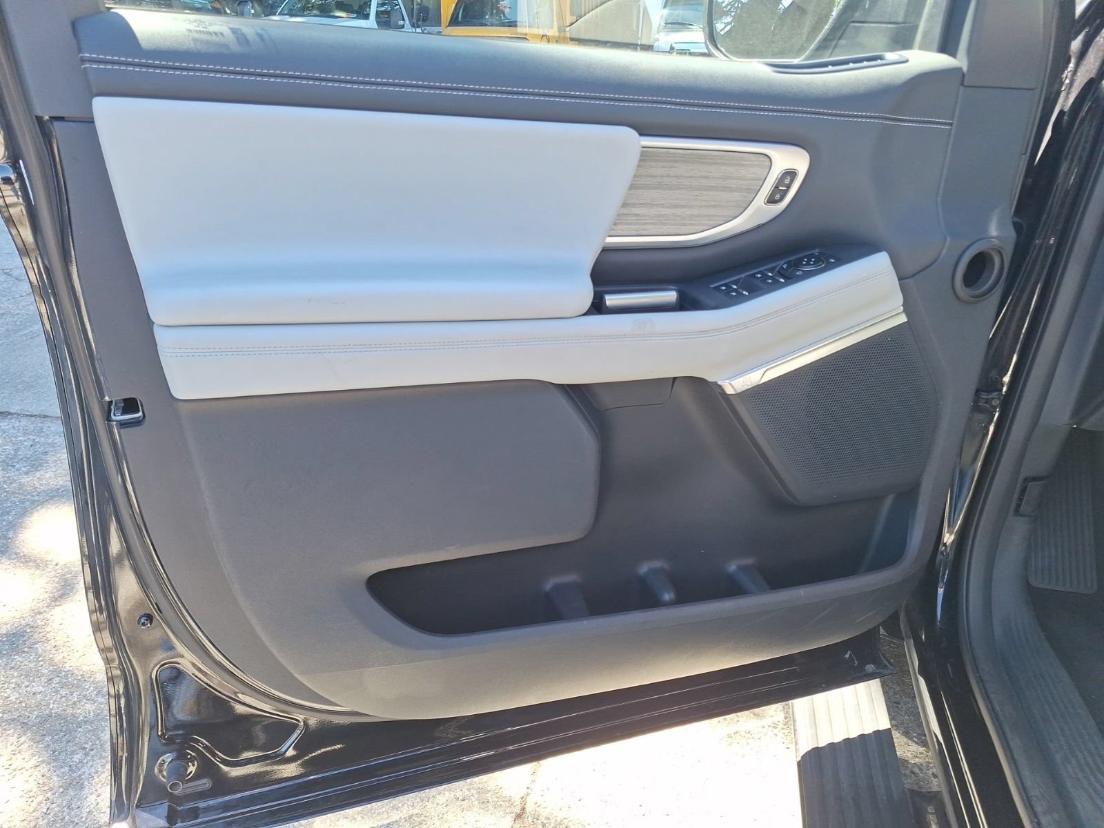 Certified 2025 Ford Expedition Max Platinum w/ Driver's Package AWD/4WD image 14
