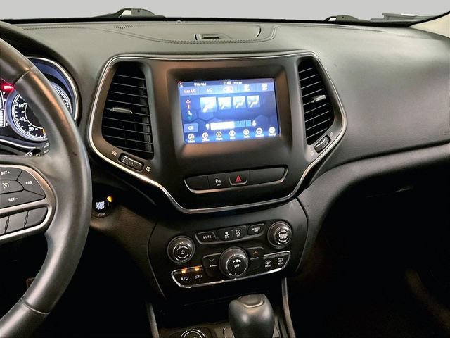 Used 2019 Jeep Cherokee Latitude Plus AWD/4WD image 6