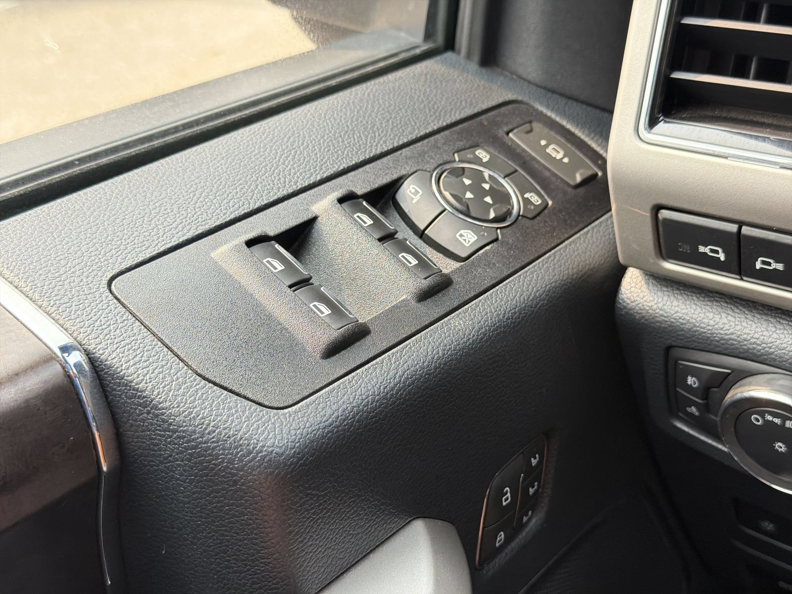 Certified 2022 Ford F250 Lariat w/ Tremor Off-Road Package AWD/4WD image 32