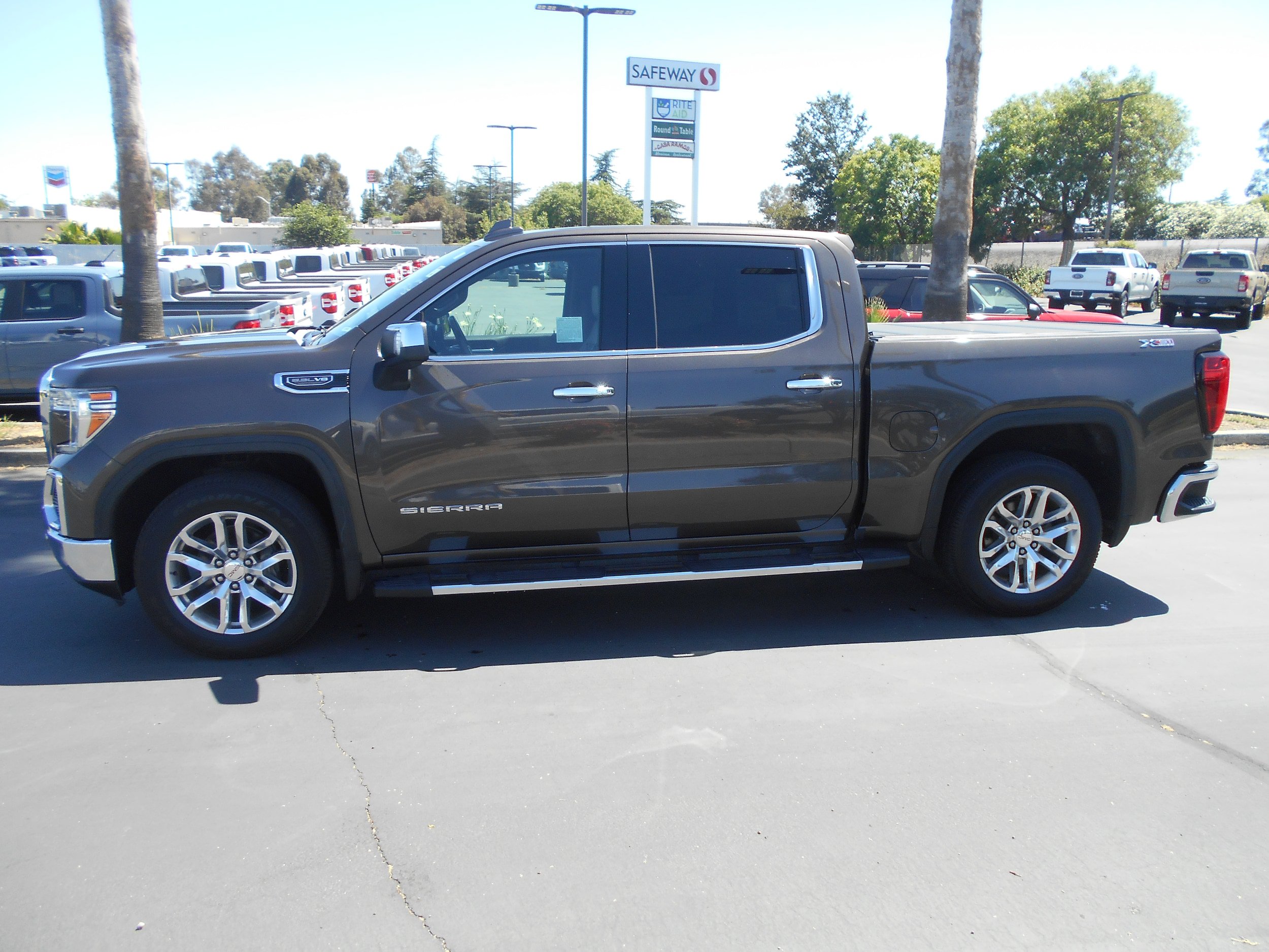 Used 2020 GMC Sierra 1500 SLT w/ SLT Premium Plus Package AWD/4WD image 2