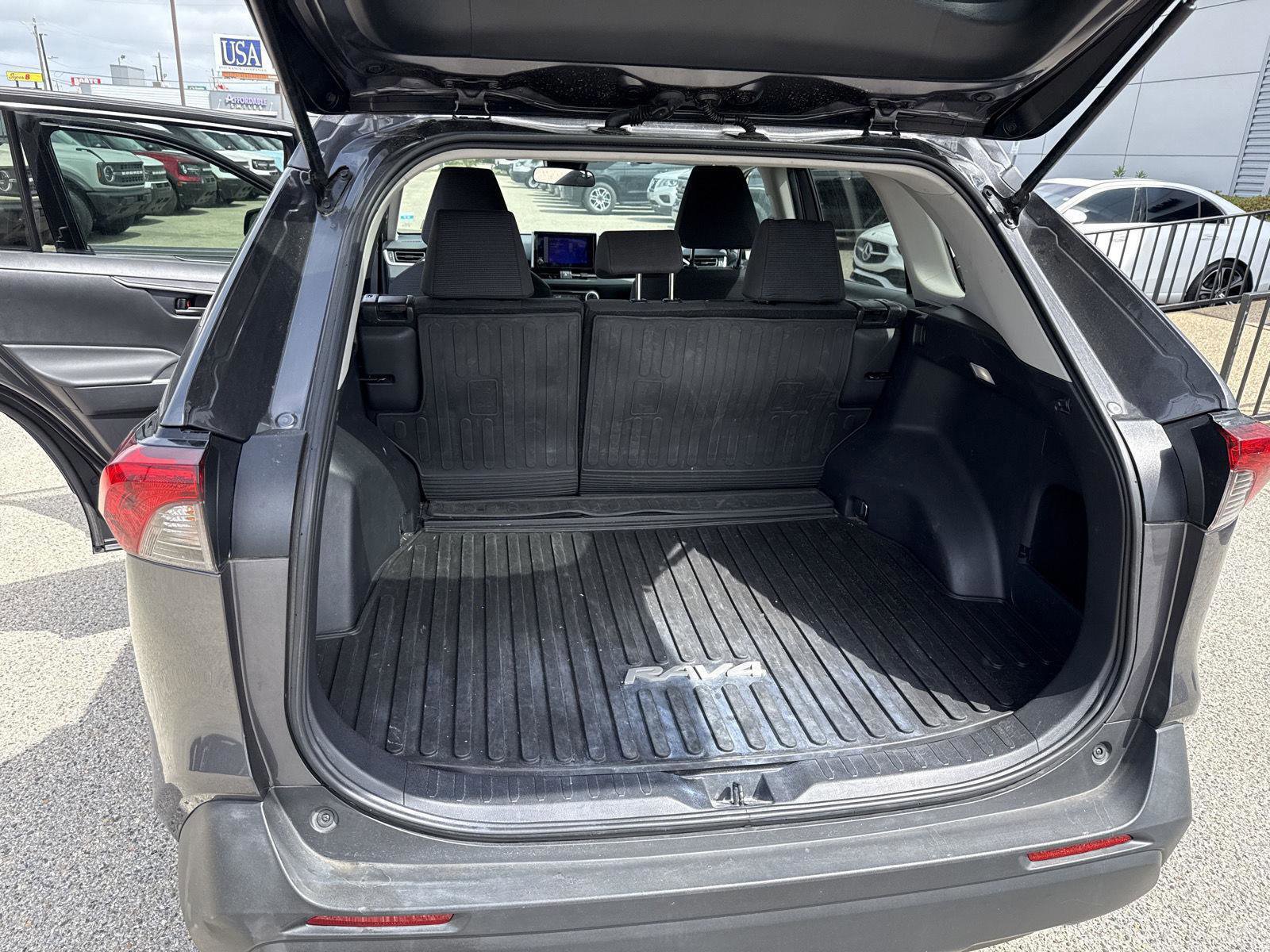 Used 2024 Toyota RAV4 LE AWD/4WD image 28