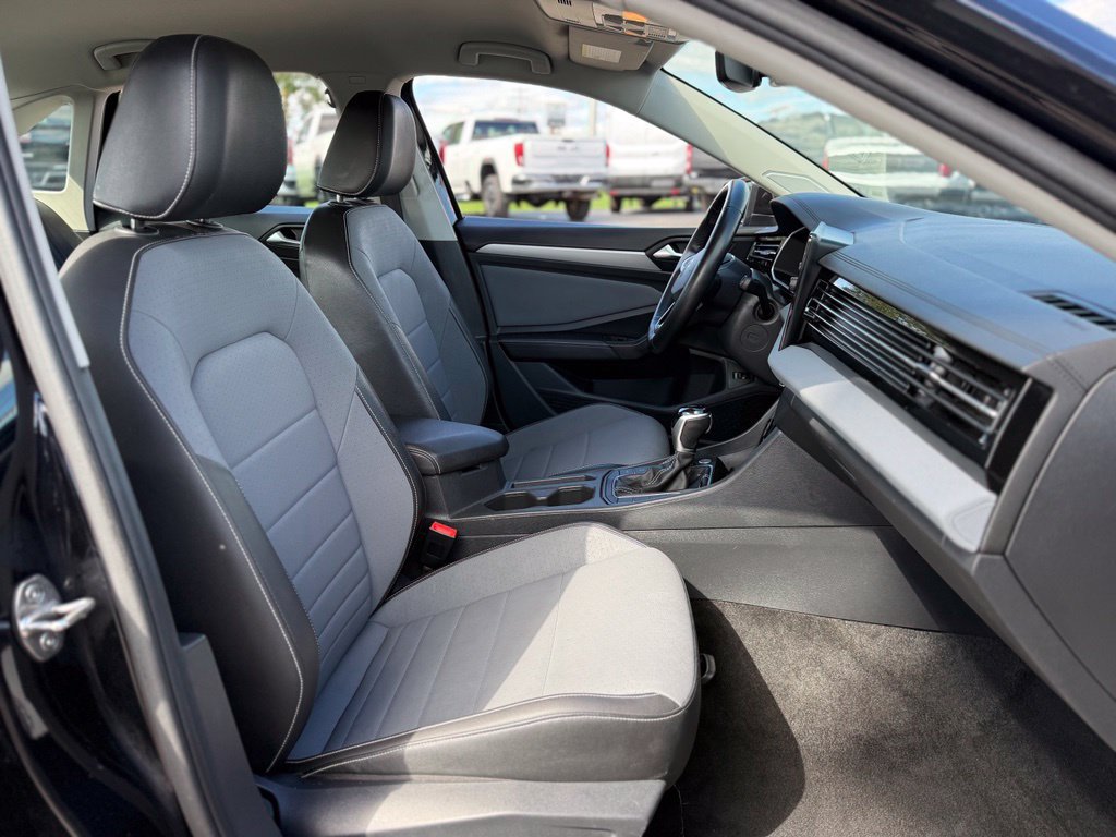 Used 2025 Volkswagen Jetta SE FWD image 13