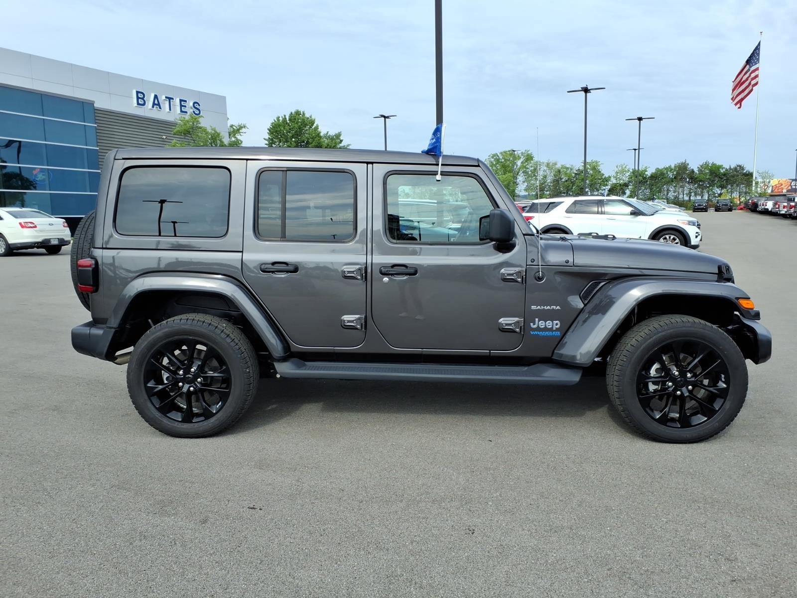 Used 2021 Jeep Wrangler Unlimited Sahara w/ Cold Weather Group AWD/4WD image 2