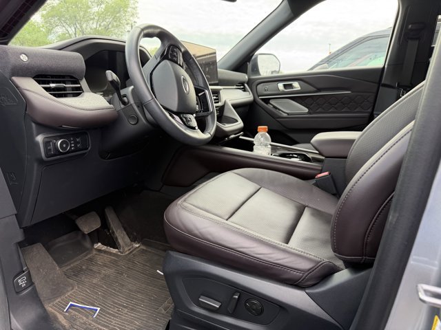 Certified 2025 Ford Explorer Platinum w/ Ultimate Package AWD/4WD image 3