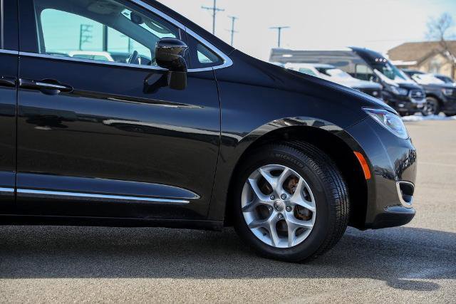 Used 2018 Chrysler Pacifica Touring-L Plus w/ Tire & Wheel Group image 12