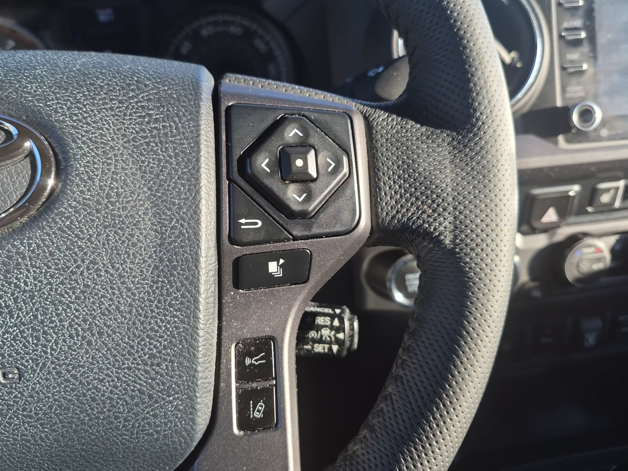 Used 2020 Toyota Tacoma TRD Off-Road w/ TRD Premium Off Road Package AWD/4WD image 19