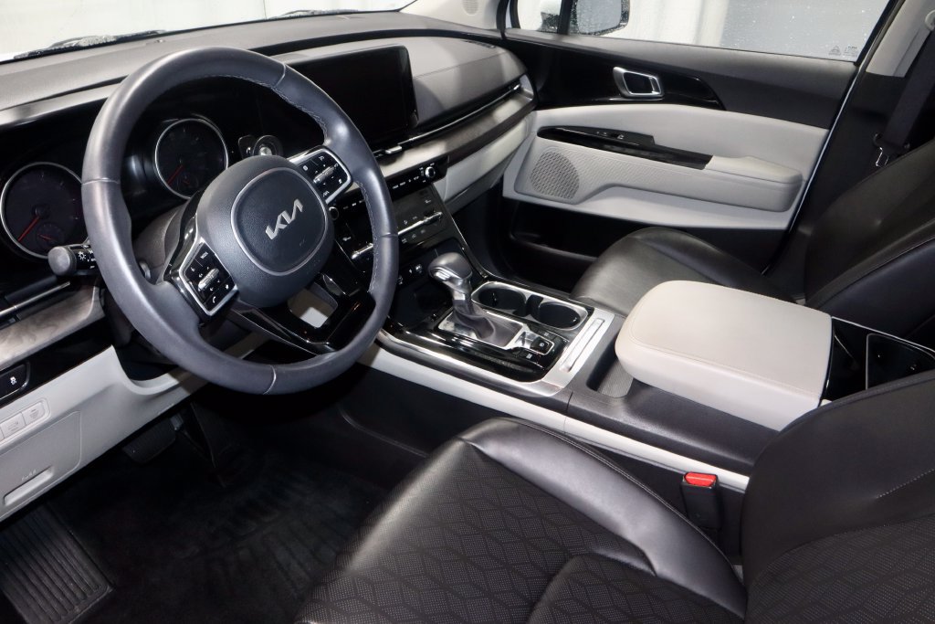 Used 2024 Kia Carnival EX FWD image 23