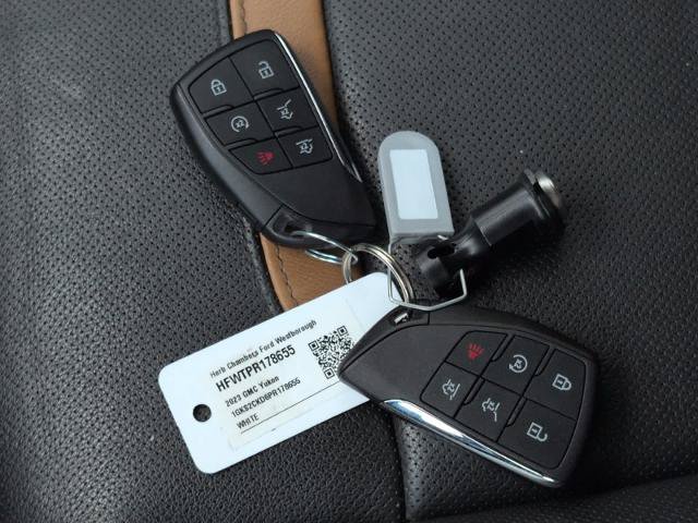 Used 2023 GMC Yukon AT4 w/ AT4 Premium Package AWD/4WD image 34