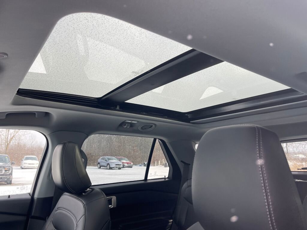 Certified 2022 Ford Explorer XLT w/ Equipment Group 202A image 15