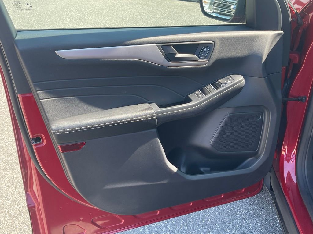 Certified 2022 Ford Escape SE w/ SE Sport Appearance Package image 23