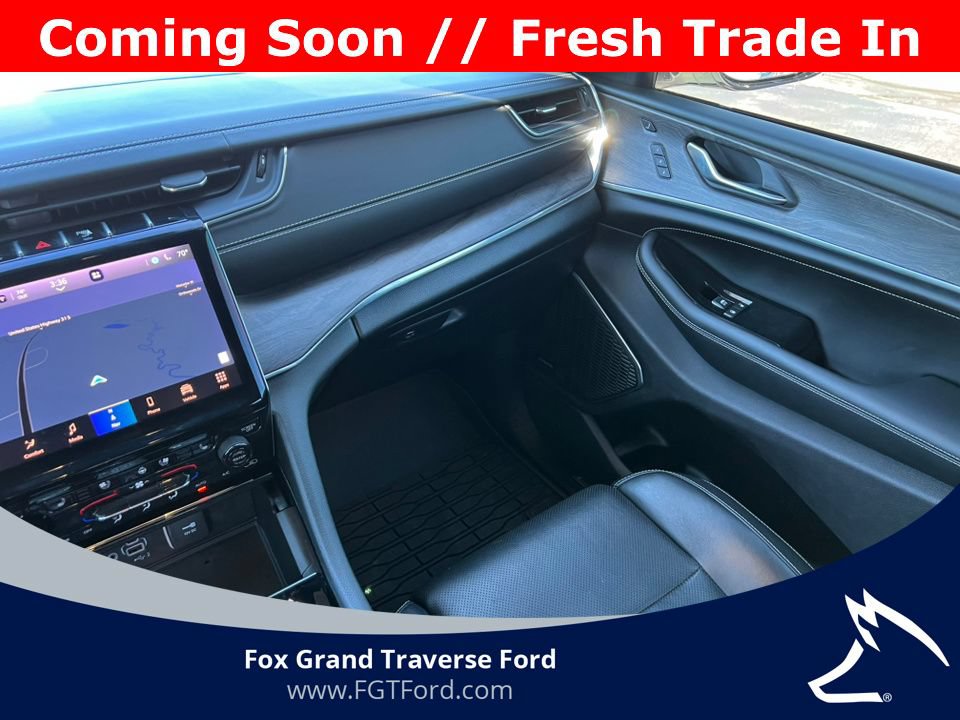 Used 2023 Jeep Grand Cherokee Overland w/ Luxury Tech Group IV AWD/4WD image 32