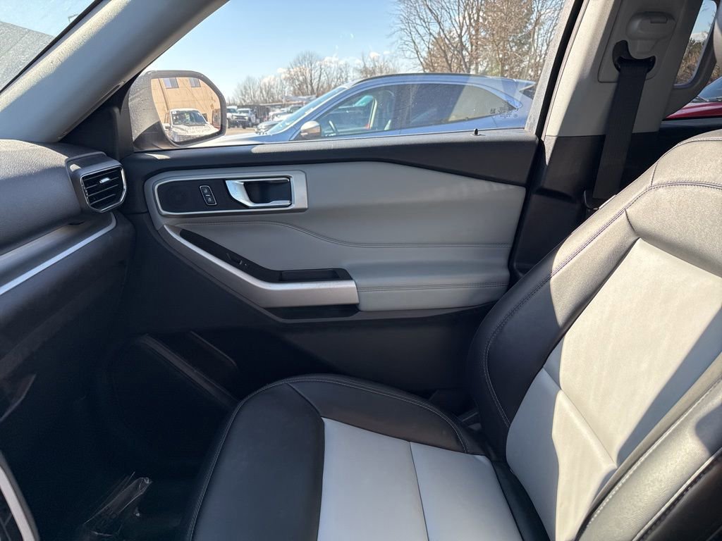 Certified 2022 Ford Explorer XLT w/ Equipment Group 202A image 10