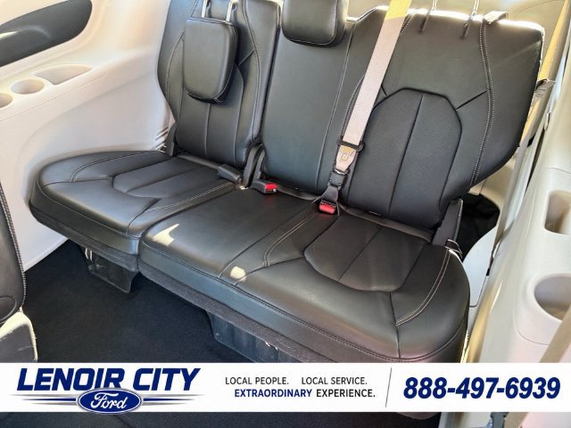 Used 2024 Chrysler Pacifica Touring-L FWD image 22