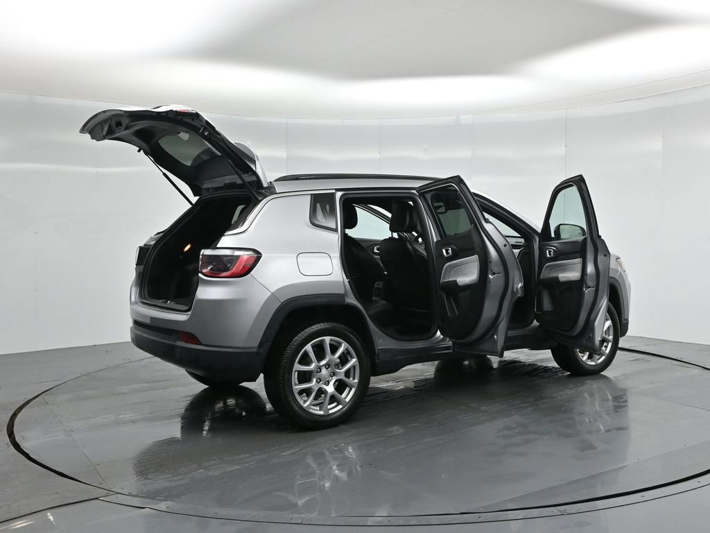 Used 2023 Jeep Compass Latitude image 35