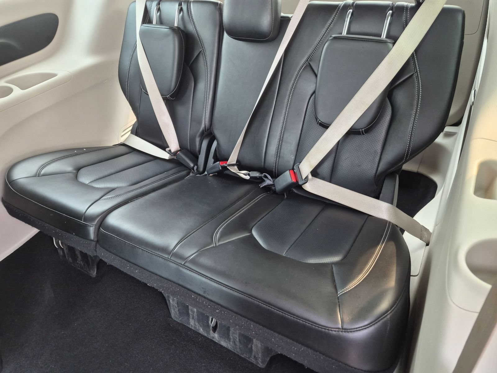 Used 2023 Chrysler Pacifica Touring-L FWD image 28