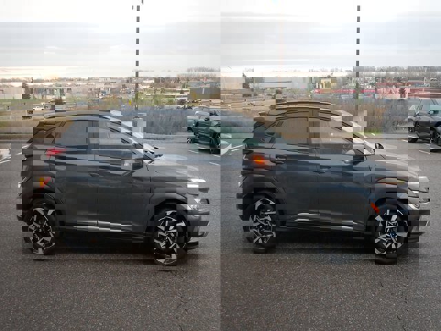 Used 2023 Hyundai Kona Limited image 2