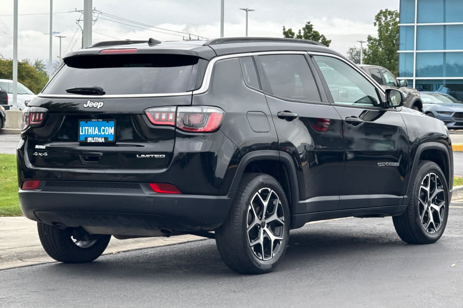 Used 2025 Jeep Compass Limited AWD/4WD image 2