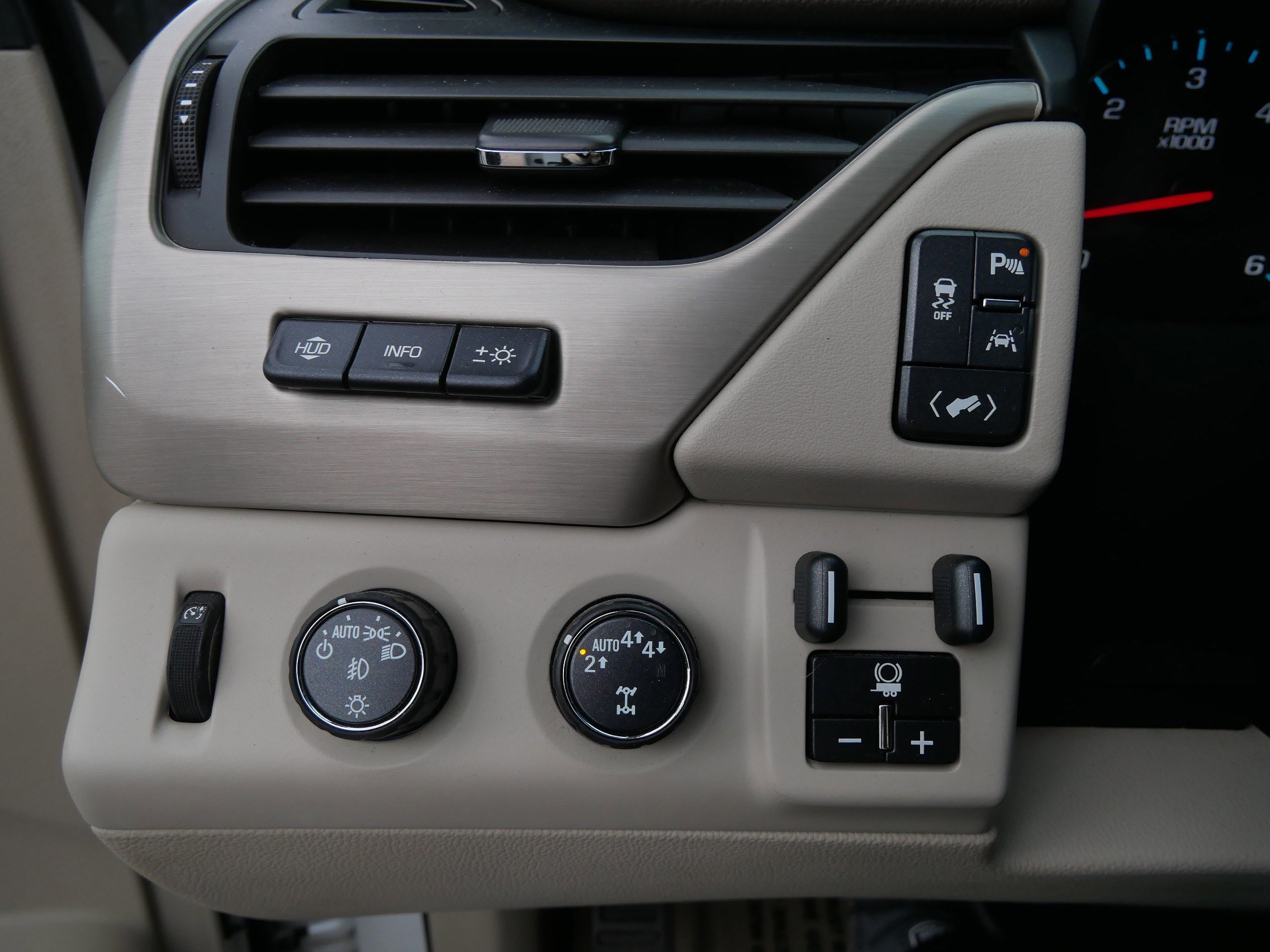 Used 2018 GMC Yukon Denali w/ Enhanced Security Package image 26