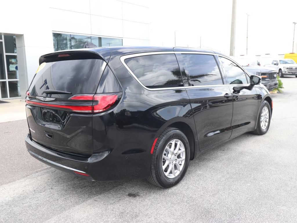 Used 2025 Chrysler Pacifica Select FWD image 13