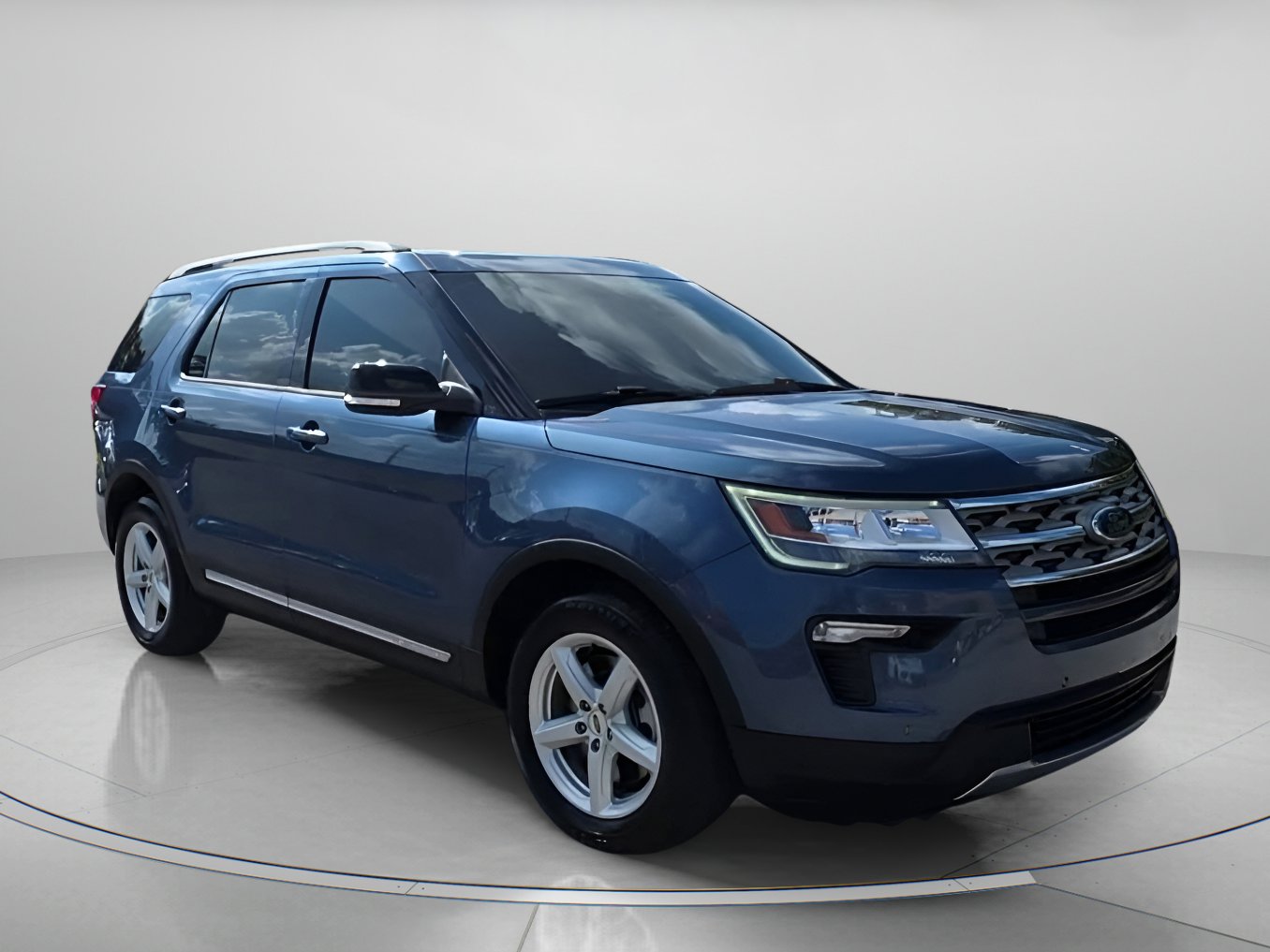 Certified 2018 Ford Explorer XLT w/ Equipment Group 202A image 2