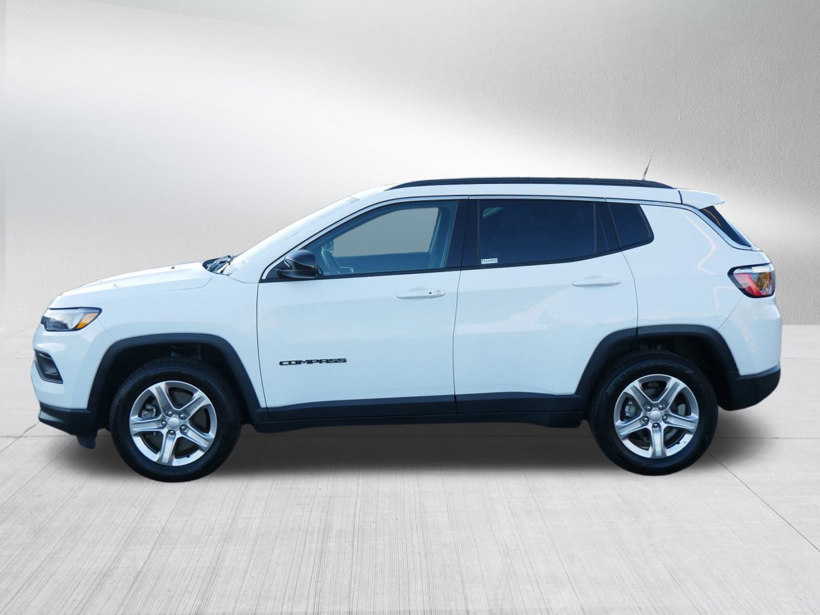 Used 2024 Jeep Compass Latitude image 2