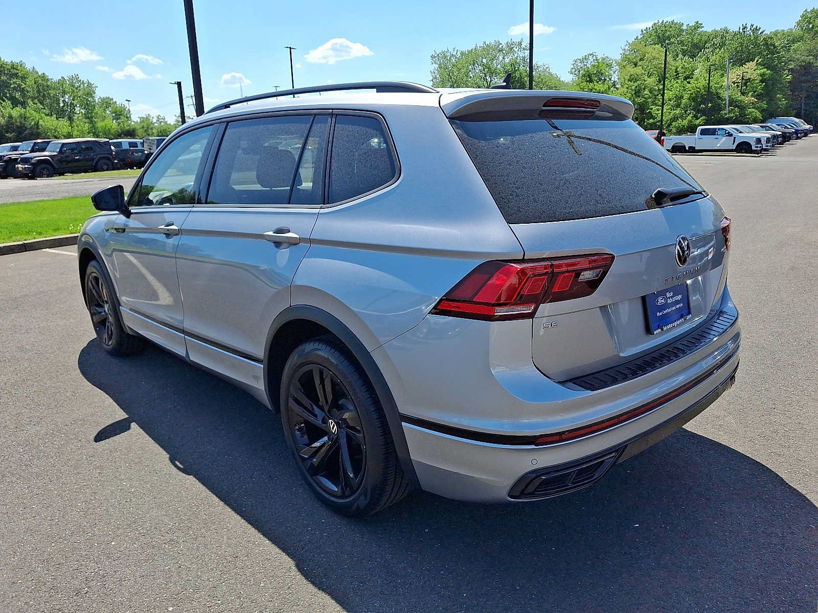 Used 2023 Volkswagen Tiguan SE R-Line FWD image 4