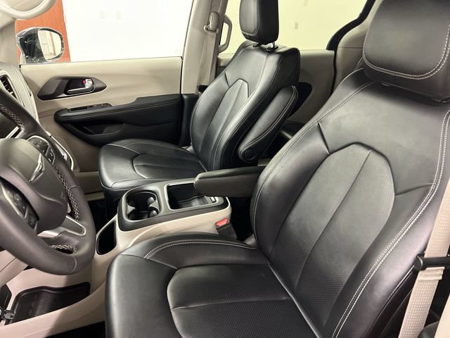 Used 2024 Chrysler Pacifica Limited FWD image 4