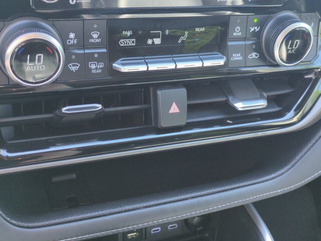 Used 2022 Toyota Highlander XLE FWD image 24