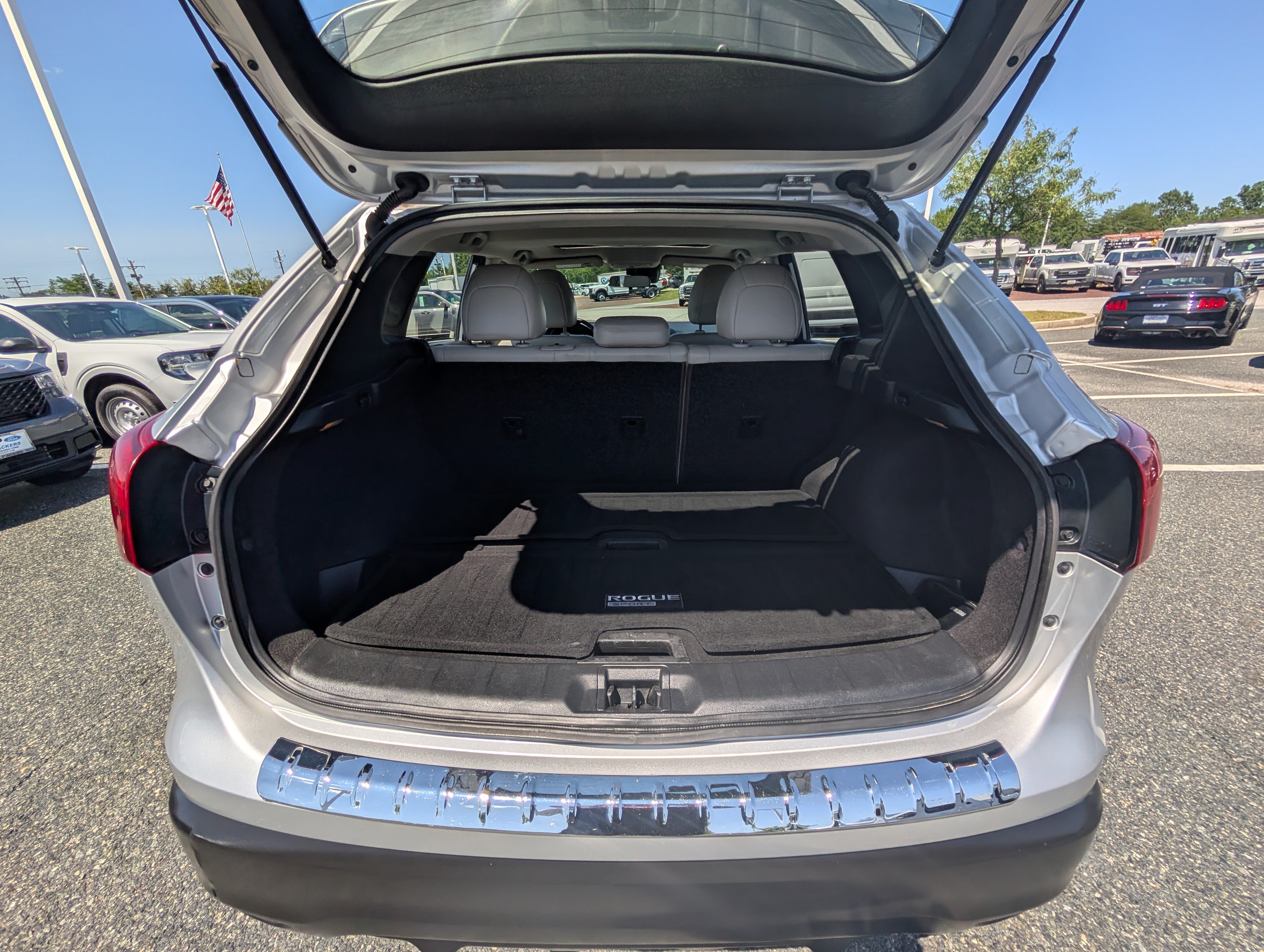 Used 2018 Nissan Rogue Sport SL w/ SL Premium Package FWD image 12