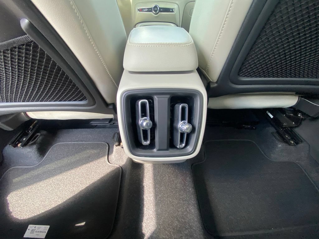 Used 2021 Volvo XC40 T4 Momentum FWD image 26