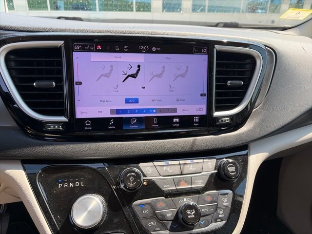 Used 2024 Chrysler Pacifica Touring-L FWD image 8