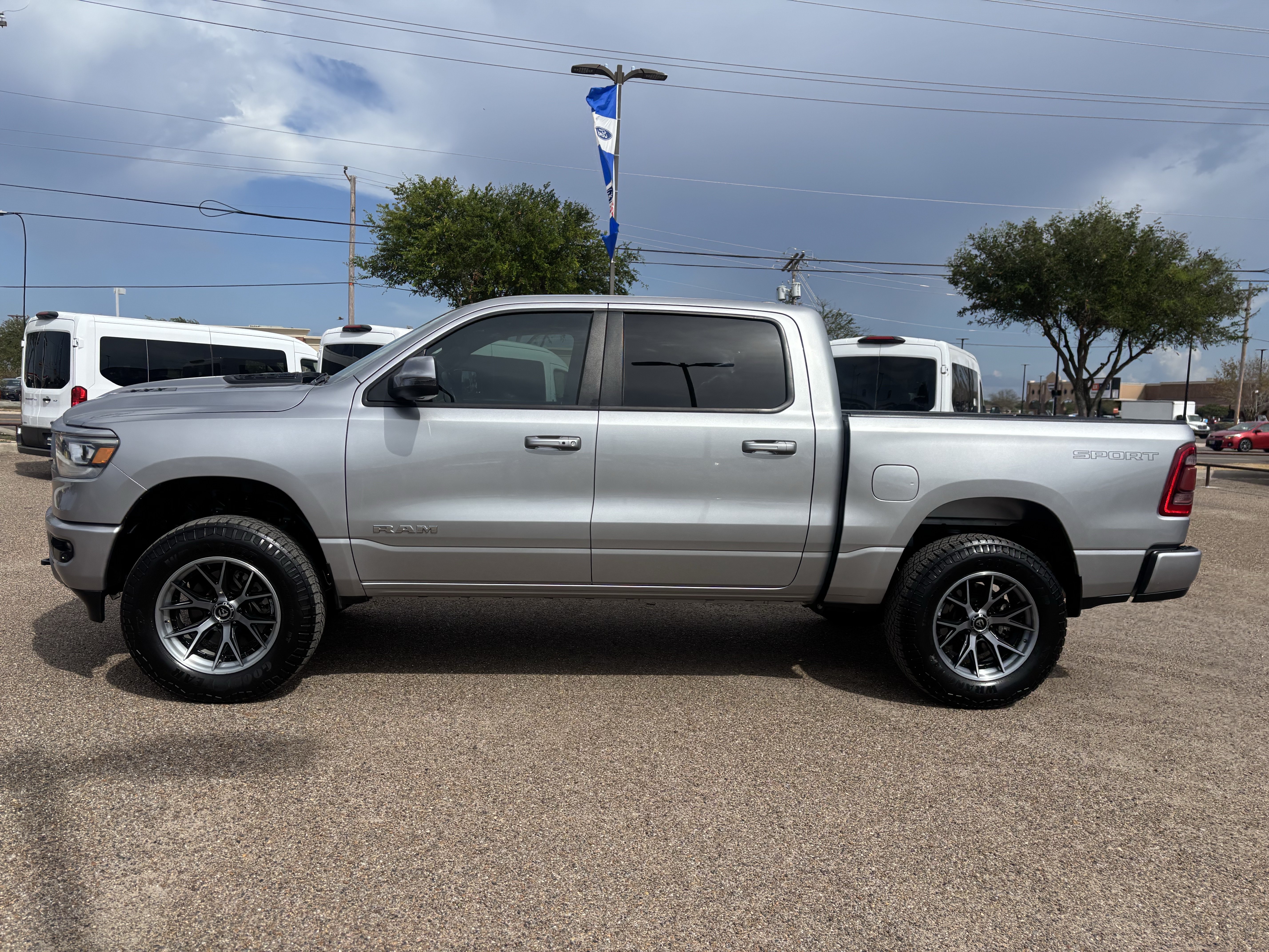 Used 2023 RAM 1500 Laramie AWD/4WD image 2