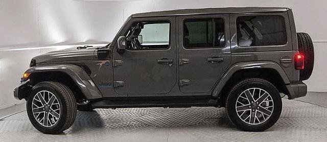 Used 2023 Jeep Wrangler Unlimited Sahara AWD/4WD image 5