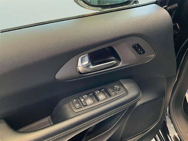 Used 2025 Chrysler Pacifica Select FWD image 16