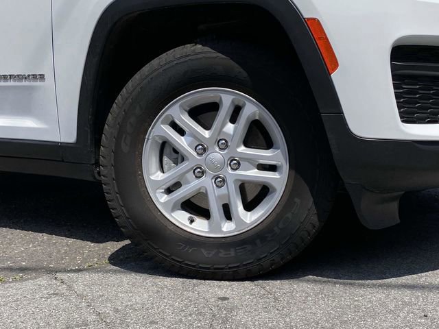 Used 2023 Jeep Grand Cherokee Laredo AWD/4WD image 34