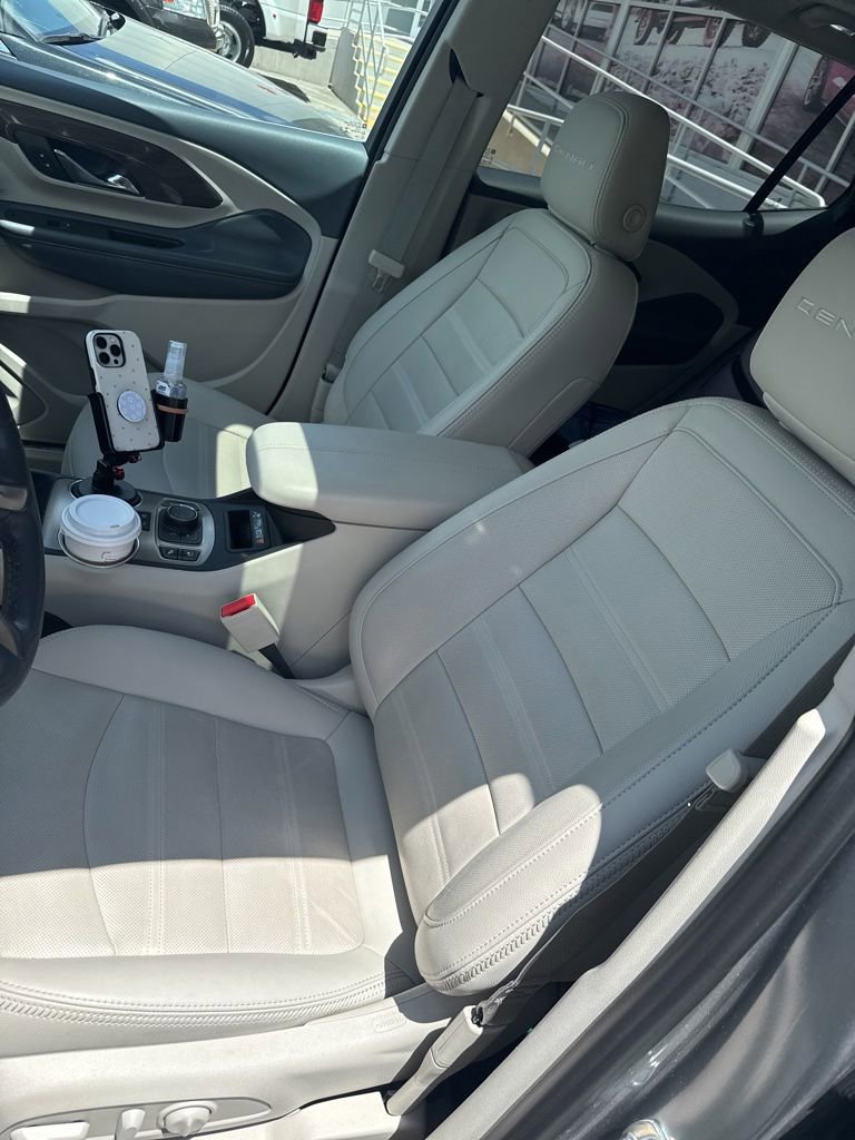 Used 2023 GMC Terrain Denali w/ Denali Premium Package AWD/4WD image 6
