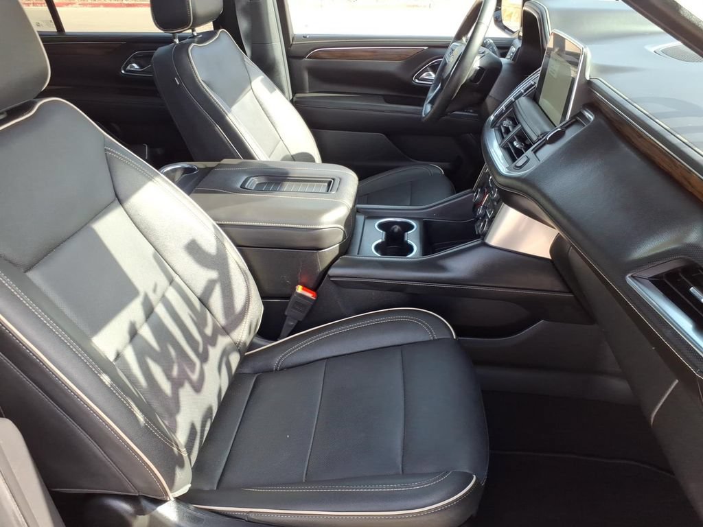 Used 2024 Chevrolet Tahoe Premier w/ Premium Package AWD/4WD image 3