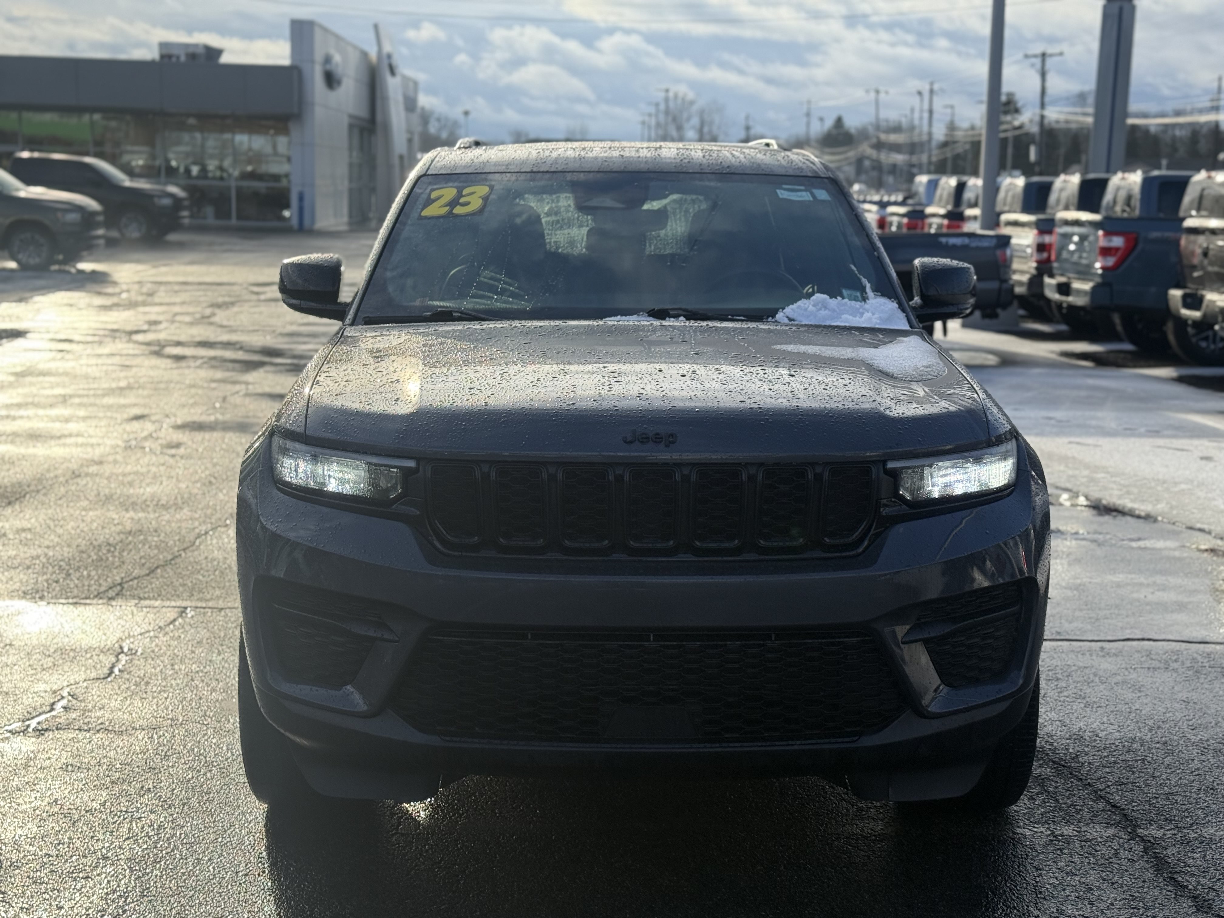 Used 2023 Jeep Grand Cherokee Altitude AWD/4WD image 6