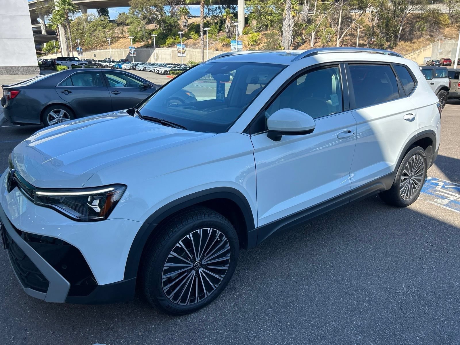 Used 2025 Volkswagen Taos SE FWD image 6