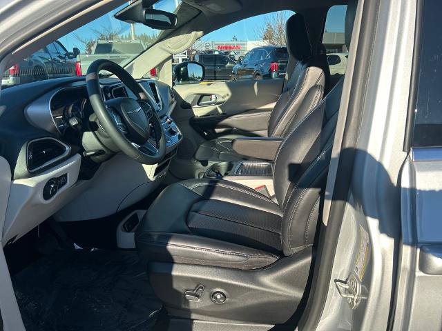 Used 2024 Chrysler Pacifica Touring-L image 5