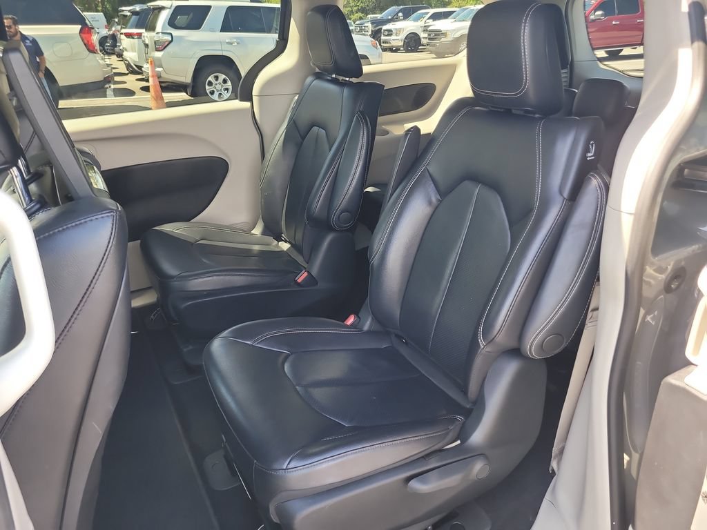 Used 2022 Chrysler Pacifica Touring-L w/ Uconnect Theater Family Group FWD image 13