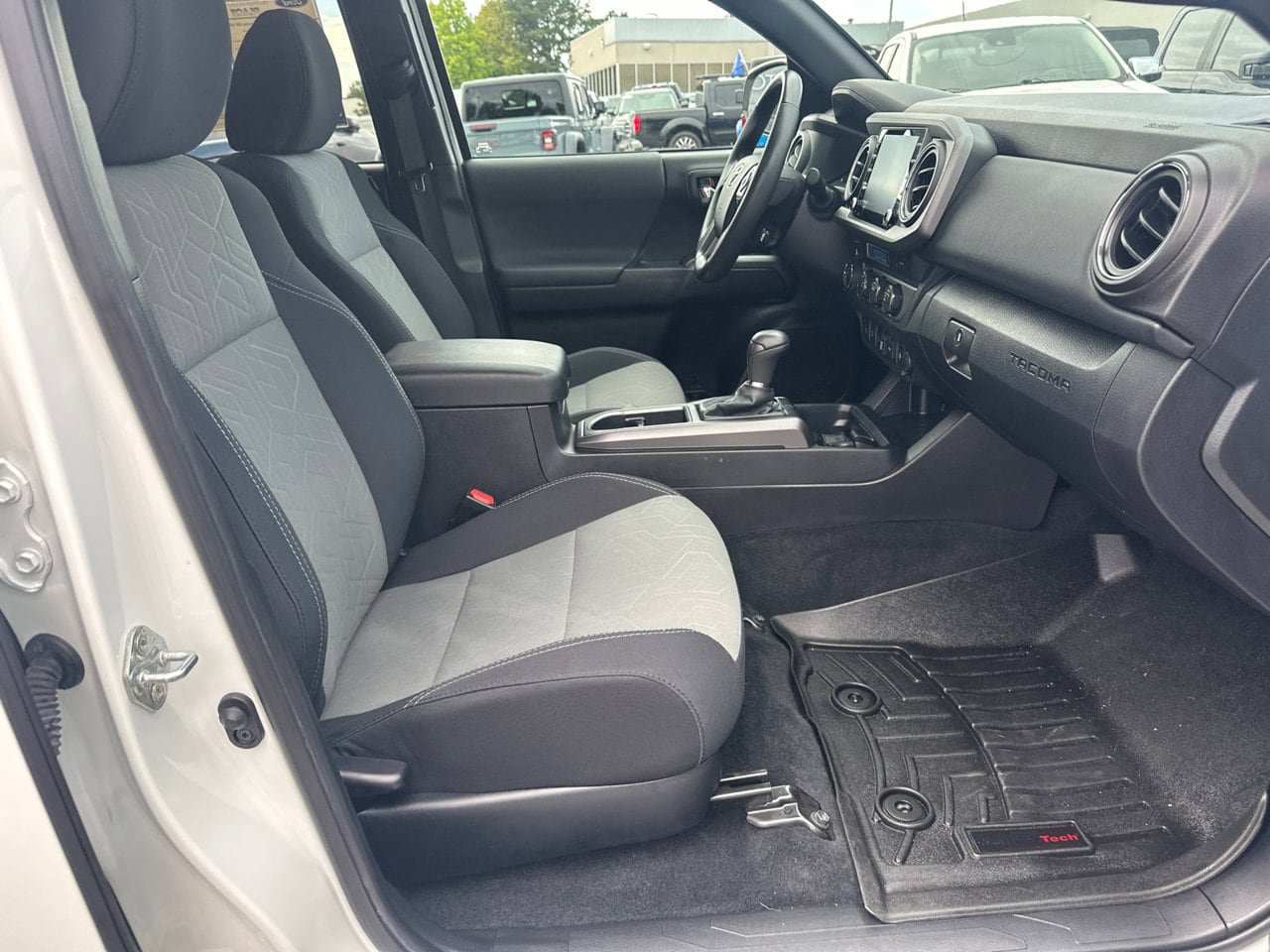 Used 2022 Toyota Tacoma TRD Off-Road w/ Technology Package AWD/4WD image 15