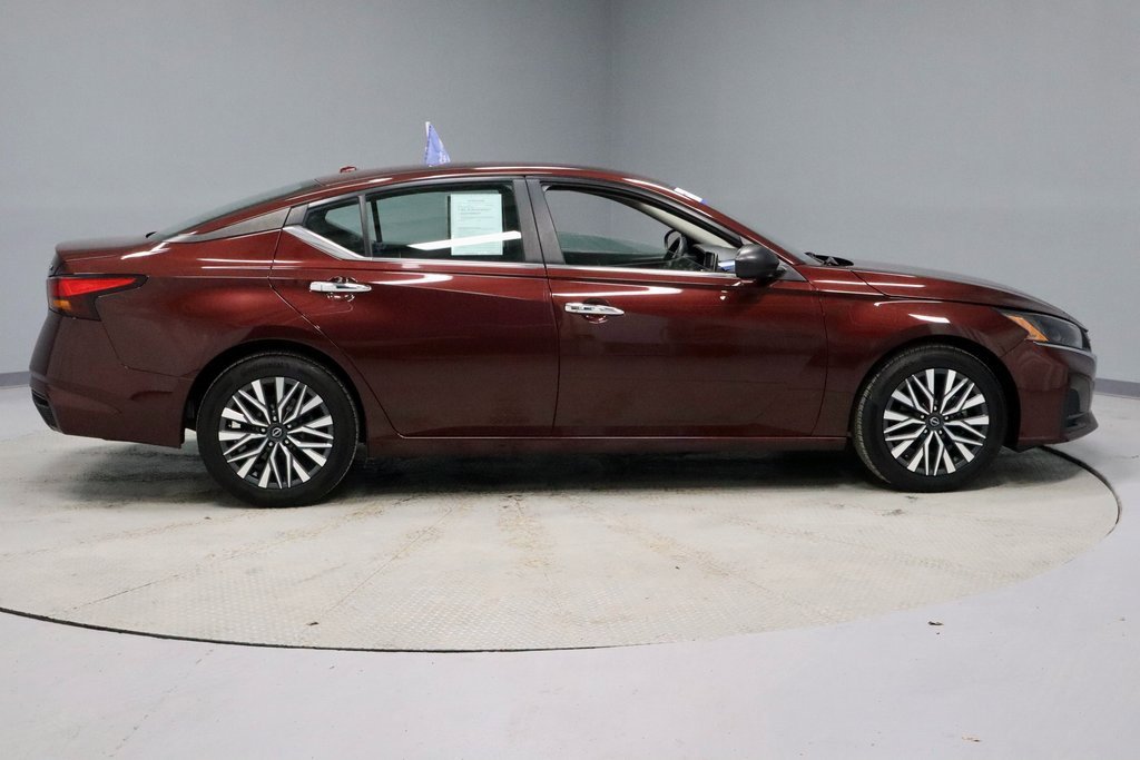Used 2024 Nissan Altima 2.5 SV image 11