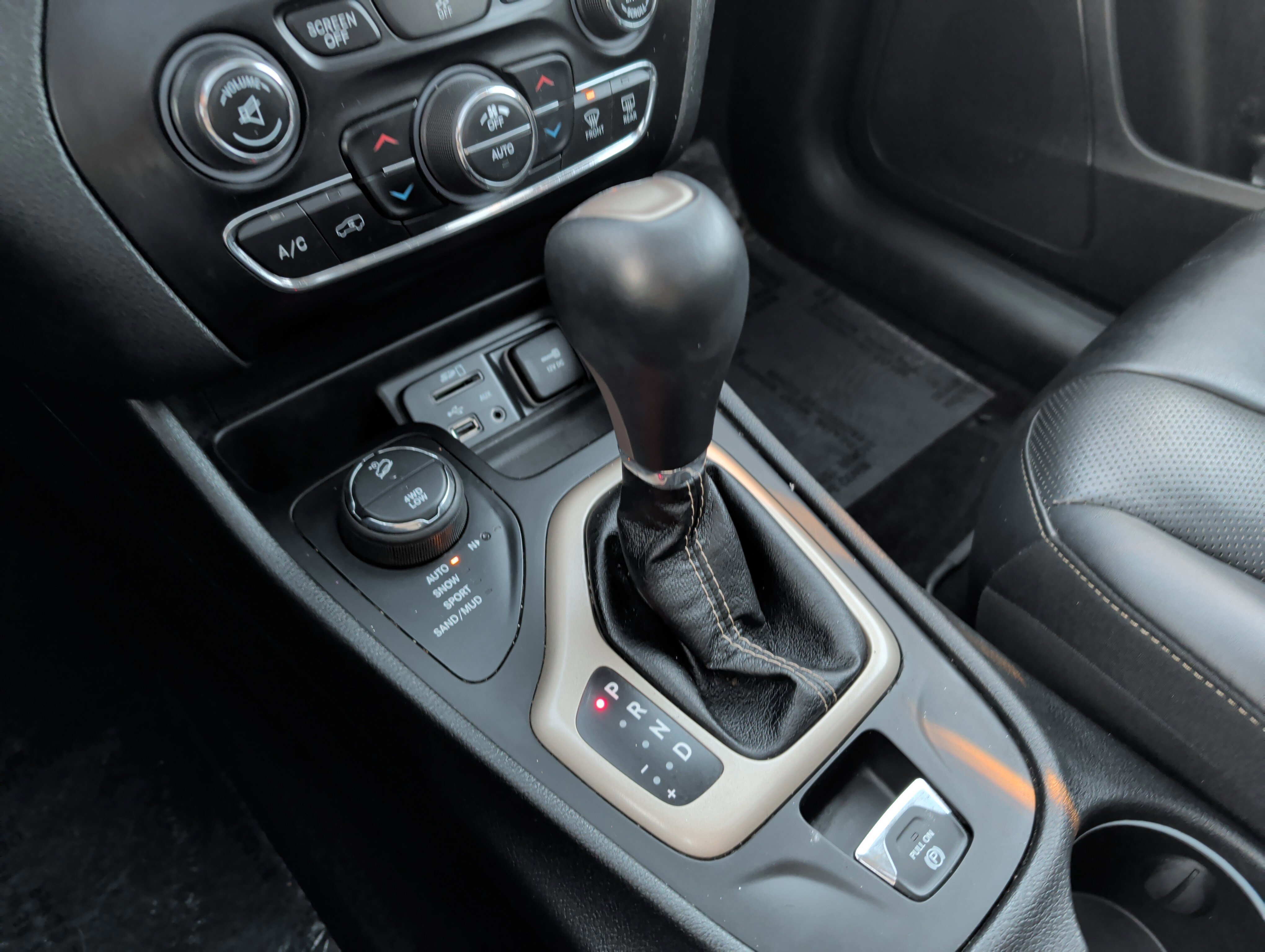 Used 2017 Jeep Cherokee Limited w/ Luxury Group image 24