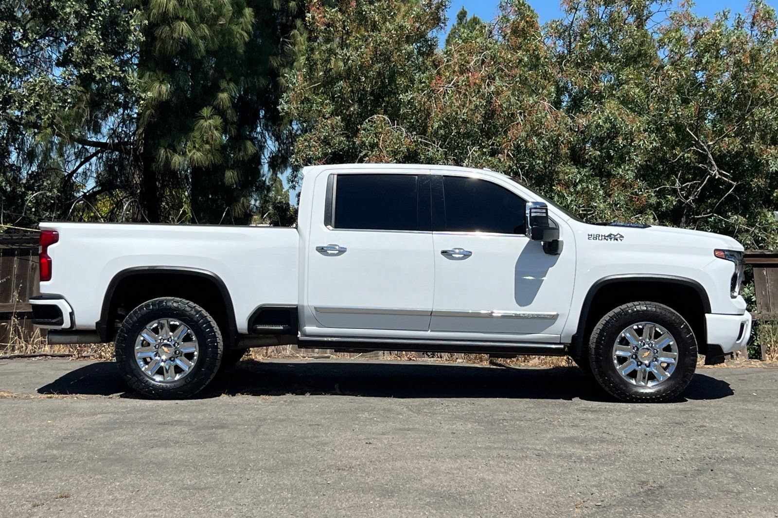 Used 2024 Chevrolet Silverado 3500 High Country w/ Technology Package AWD/4WD image 3