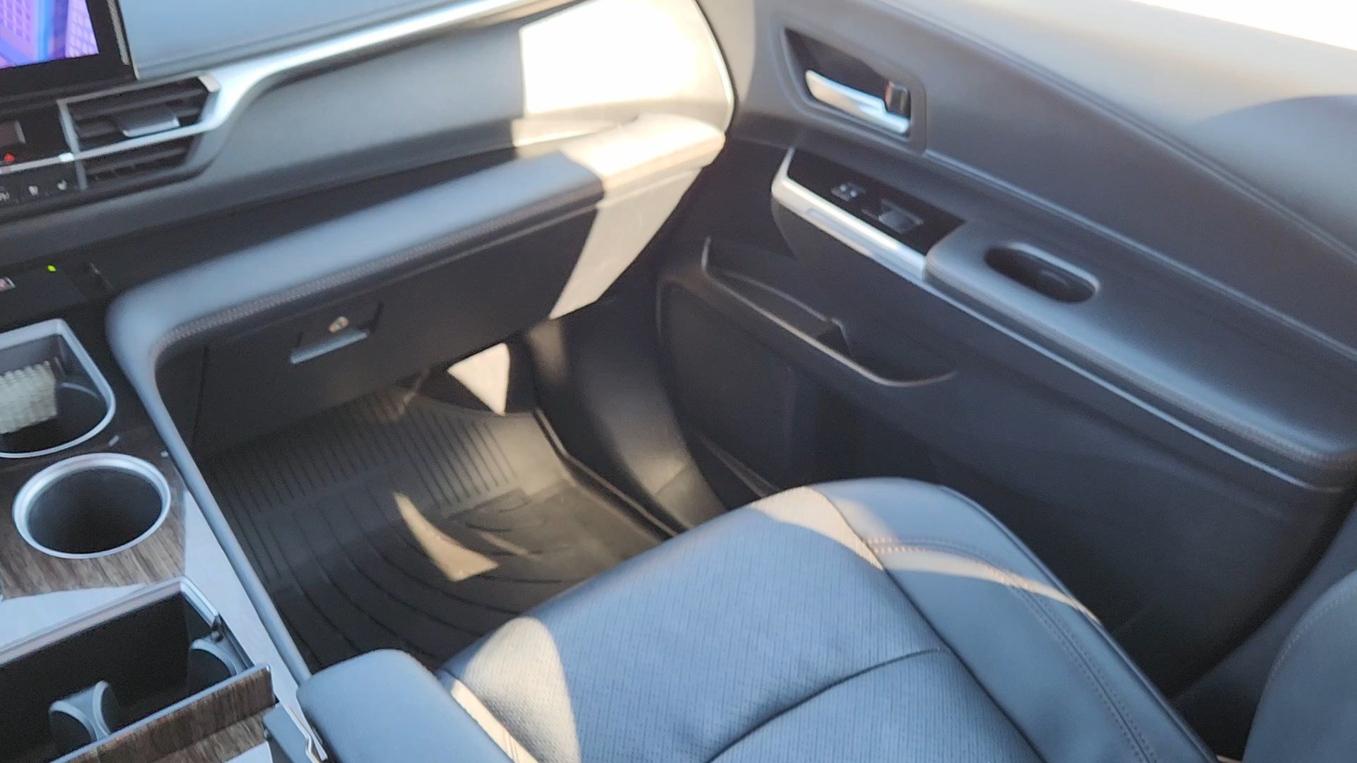Used 2025 Toyota Sienna Limited AWD/4WD image 32